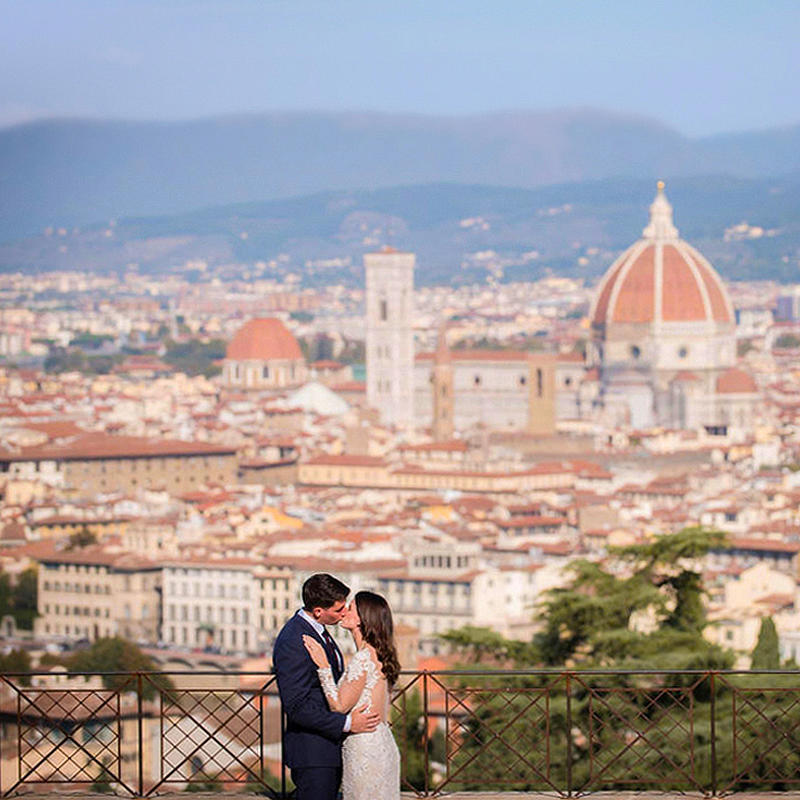 Florence-wedding in Tuscany the couple kissing above the Dome of Florence, the dream Tuscany city