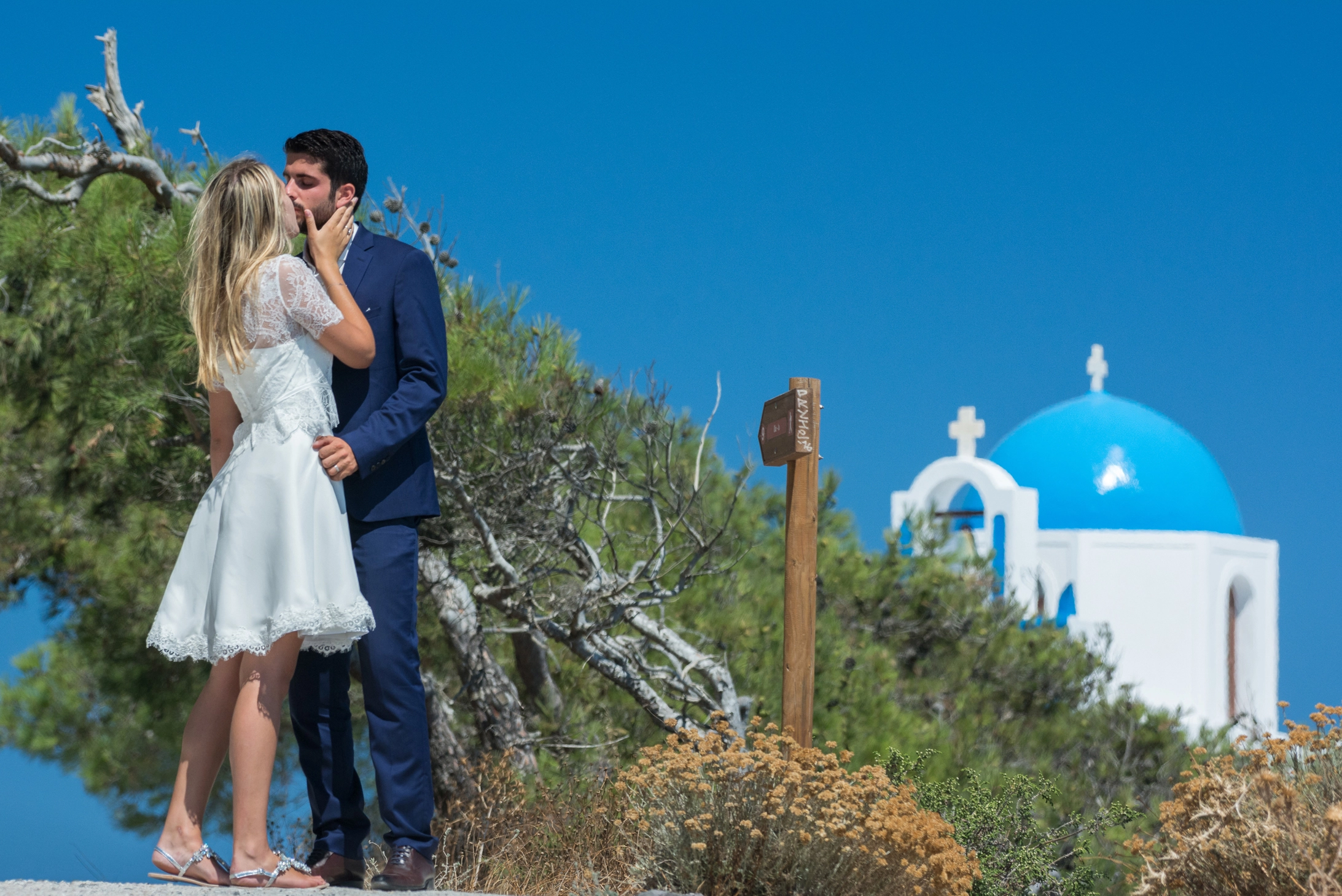 A bit of tree, a bit of blue sky, a bit of blue roof top. The perfect photo as memory from Santorini
