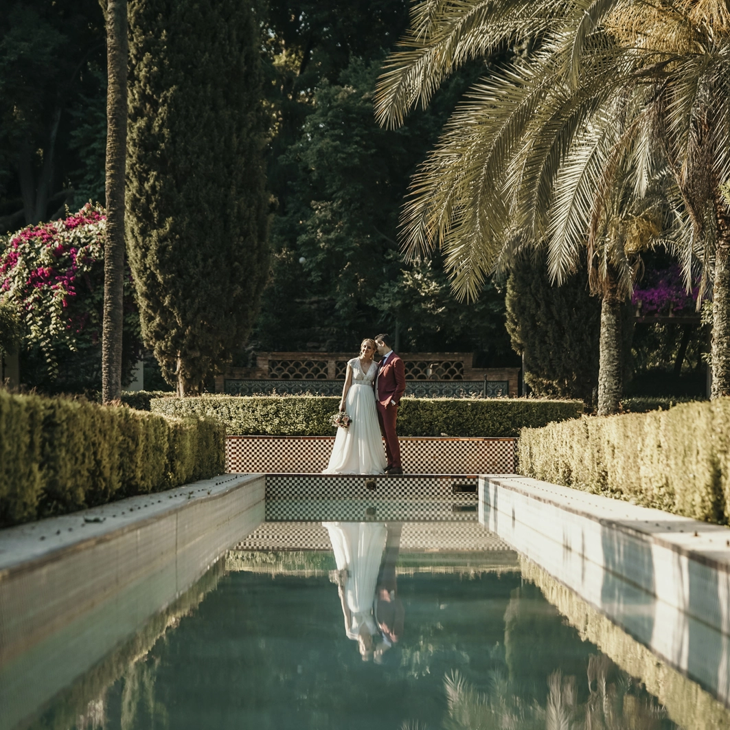 The photo shoot takes place after the elopement, the couple stands in the Alhambra garden.