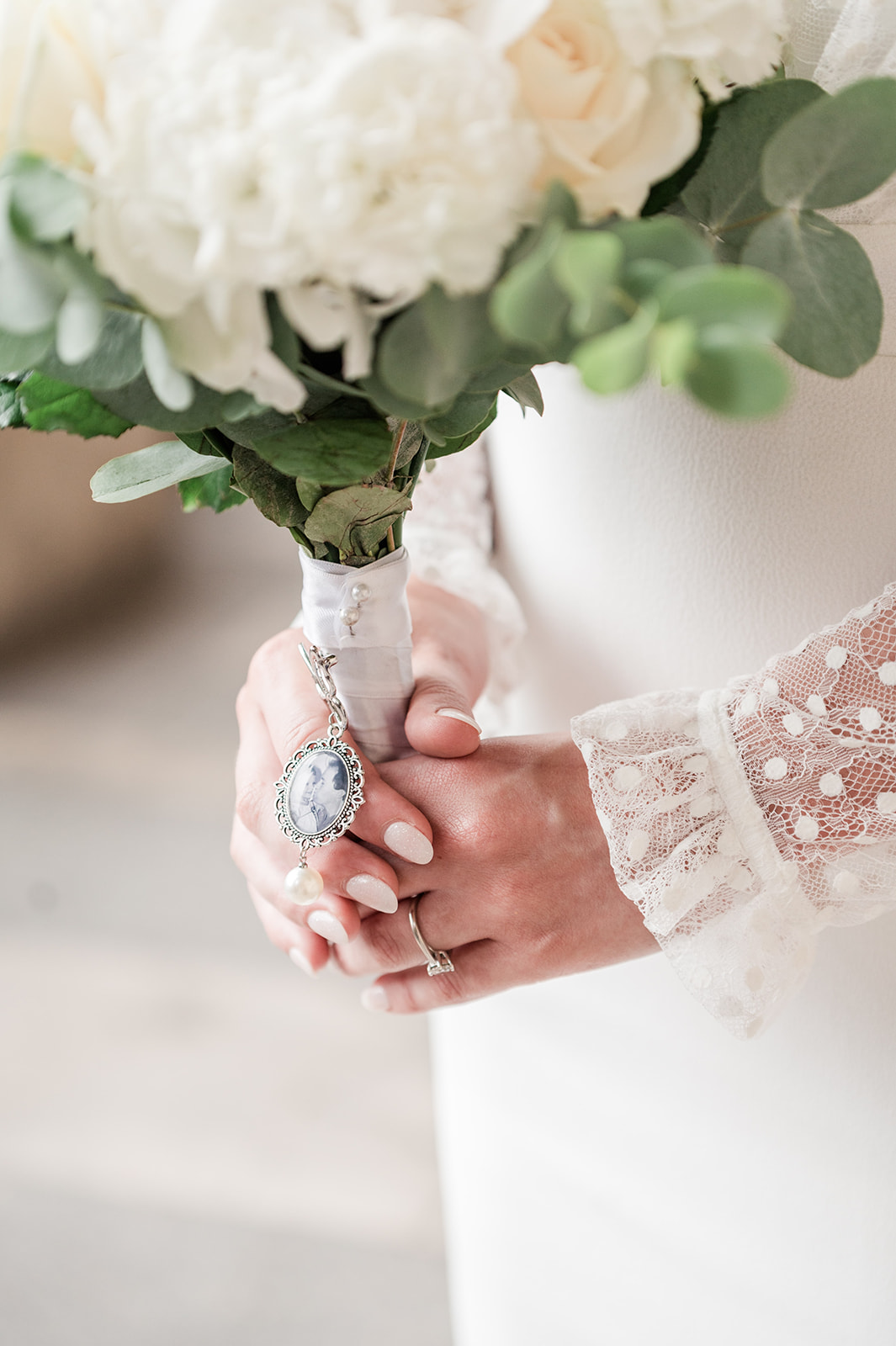 a tiny photo fo the brides’s father hanged to the bouquet a tiny photo fo the brides's father to remember her loves one