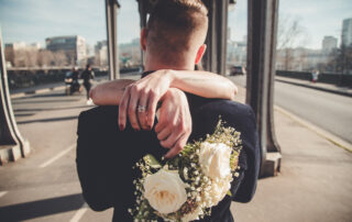 A first pose for the couple photo shoot