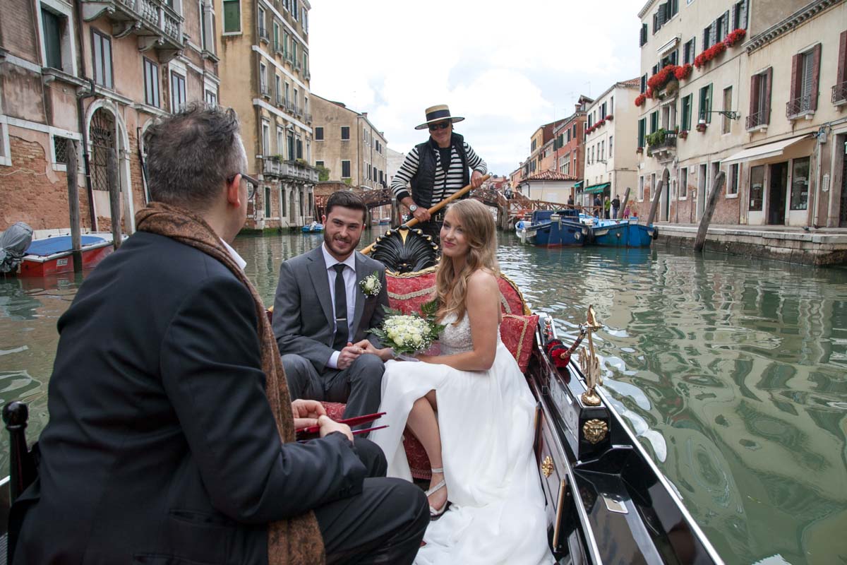 002-elopement in venice-5 the celebrant explains the vows and the answers for bride and groom