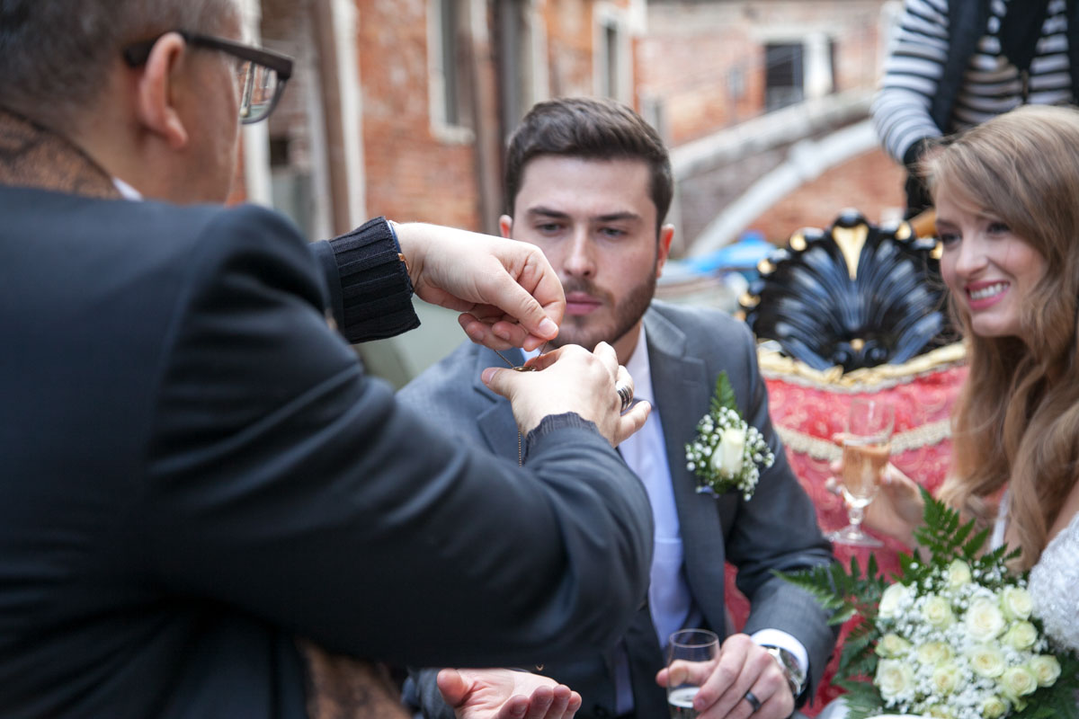 006-elopement in venice-32 The celebrant gives the rings to the couple