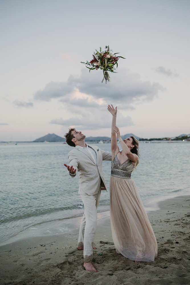 The "lancer de bouquet" in french on the beach