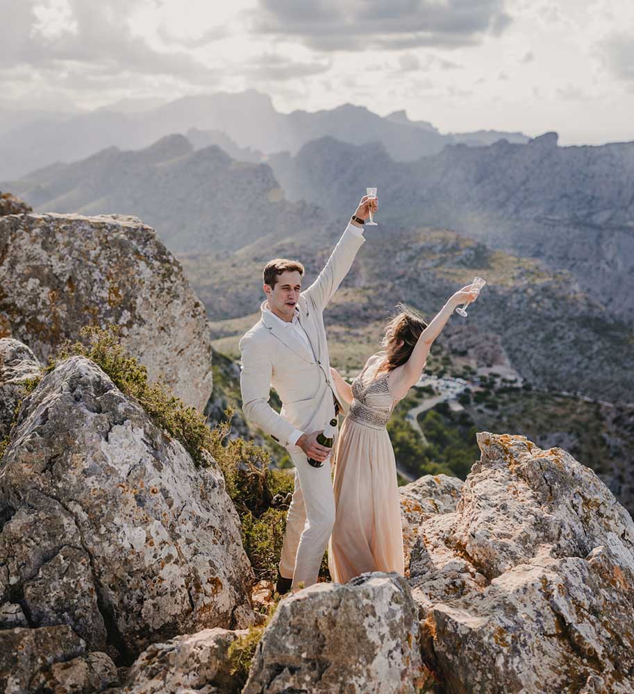 Mallorca elopement pick -07 – 149 Happiness of the couple above the cliff after their elopement