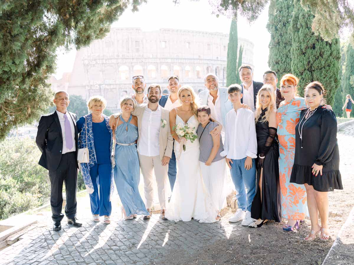 get people for destination wedding-11 – 0273 The family together in Rome in front of Colosseum