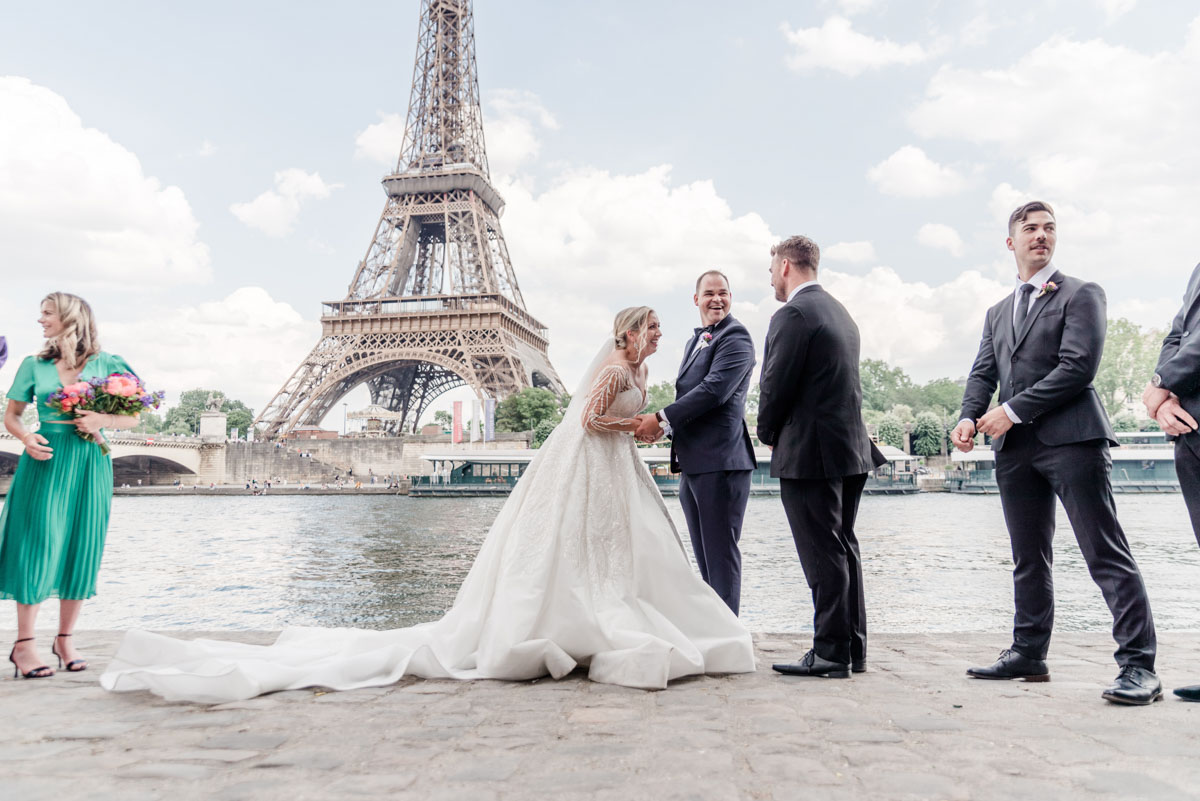 get people for destination wedding-29 – 98 friends and bridemaids with the couple in front of the eiffel tower