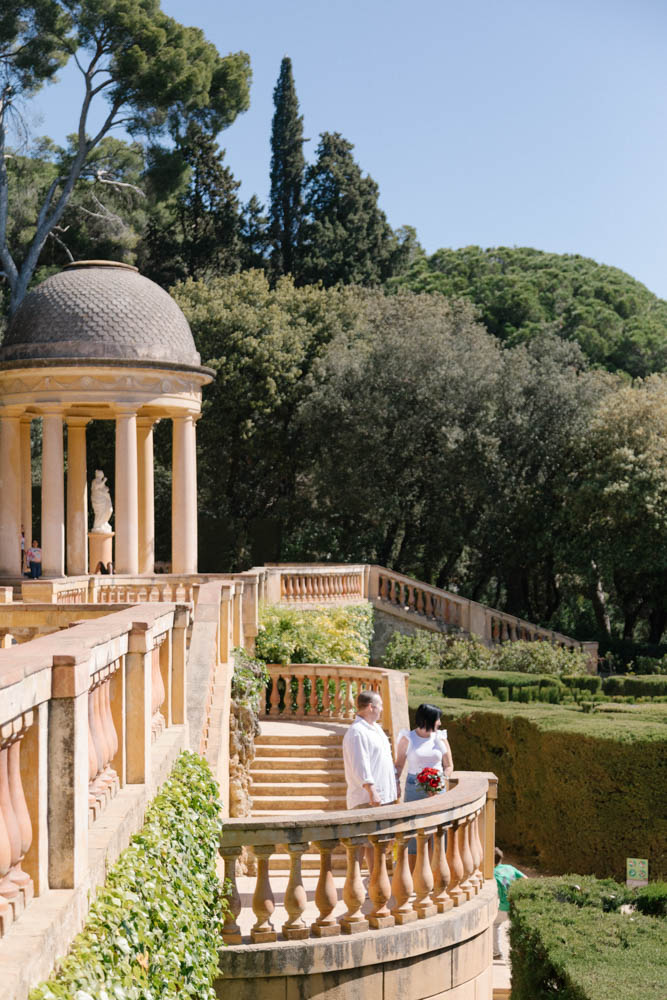 The couple in the horta garden for posing