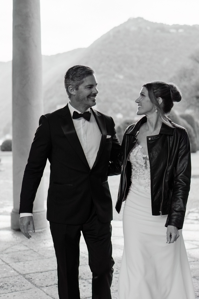 a black and white timeless photo for th ecouple in Lake Como