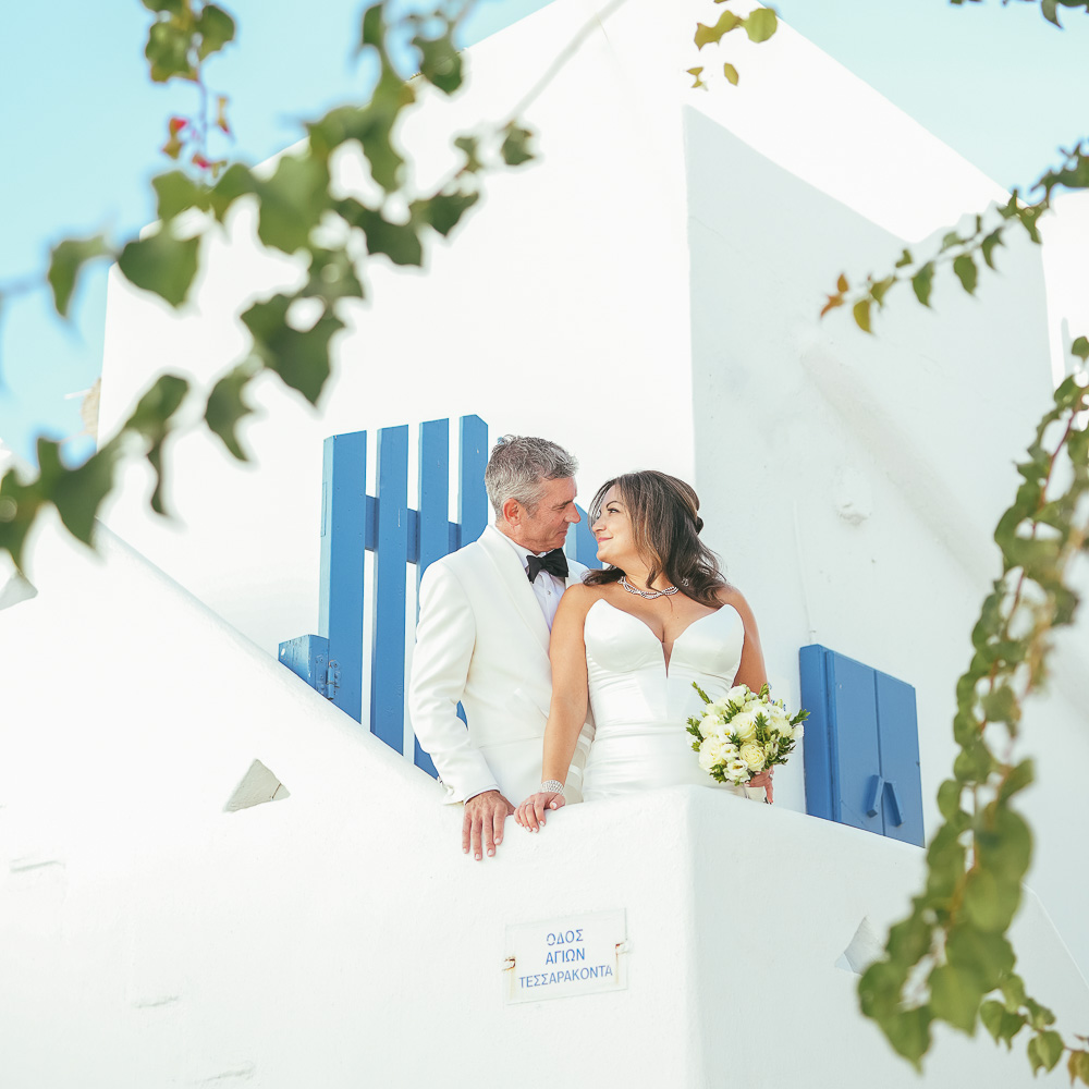 the couple facing each other for a love pose in Mykonos street