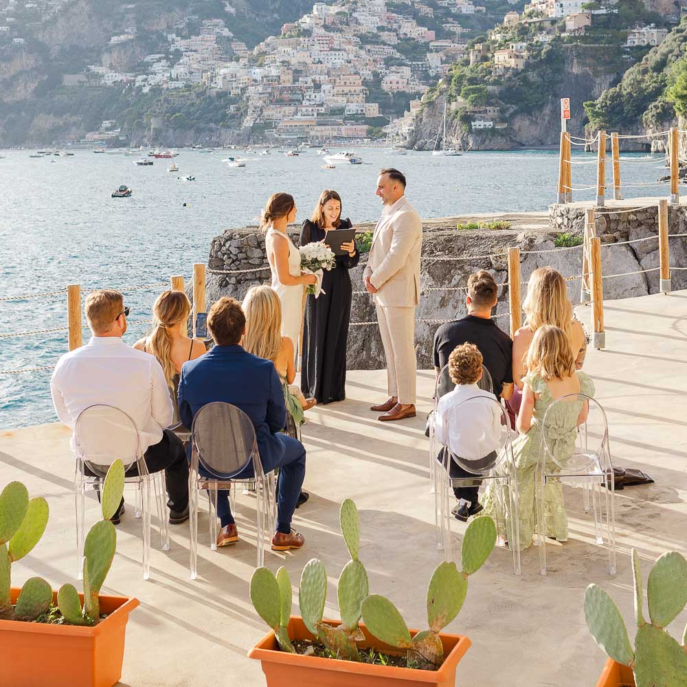 wedding in Amalfi coast–101 A wedding with the family and guest surrounding the couple in Positano