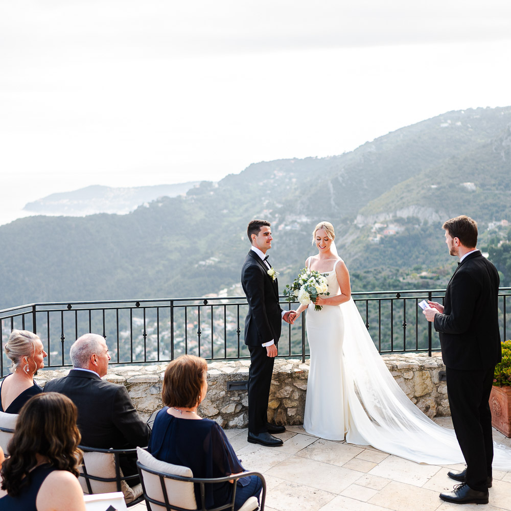 micro wedding in French riviera with the guests above the cannes Bay