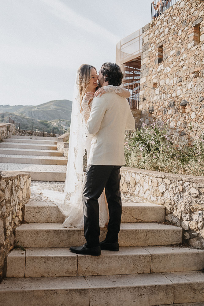 The coiuple kissing after the elopement ceremony in Sicily