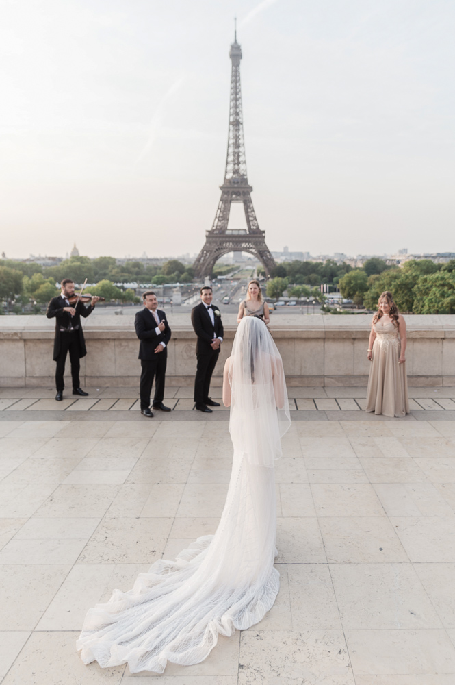 The bride arrives at the ceremony spot with the family and guests at Trocadero in Paris