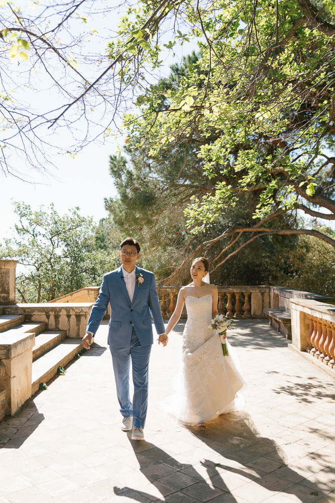 The bride and grrom arriving at the spot for the wedding in Horta Park