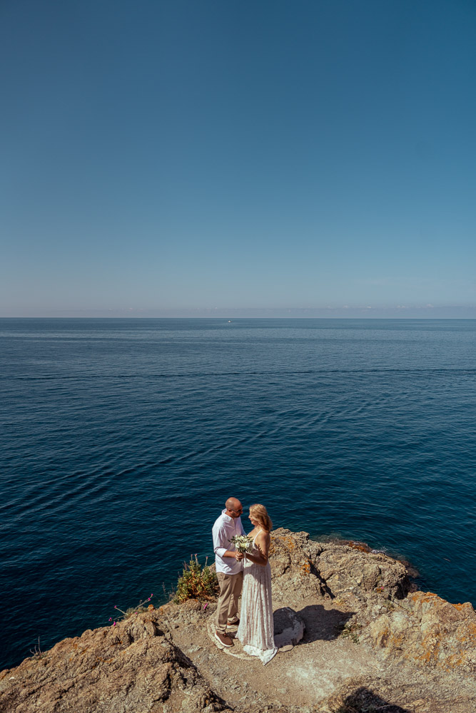 The couple posing on the peak over the see in Bonassola, Cinque terre